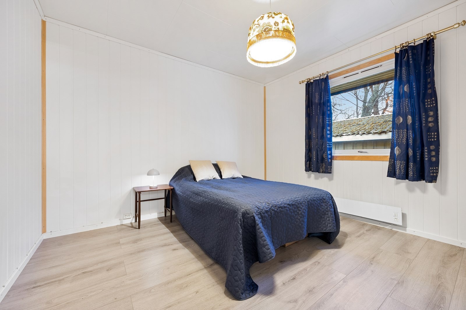 Tre soverom som alle framstår luftige med mye gulvplass. Galleribilde