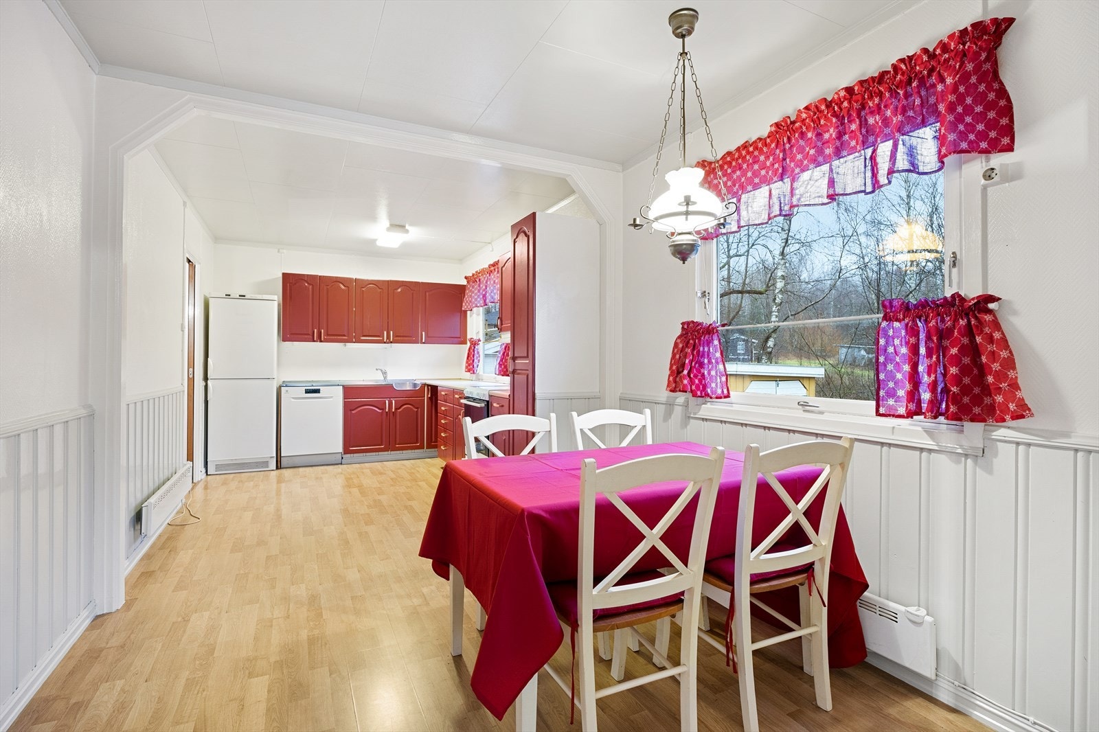 Kjøkken av god størrelse og med mulighet for spisebord. Galleribilde