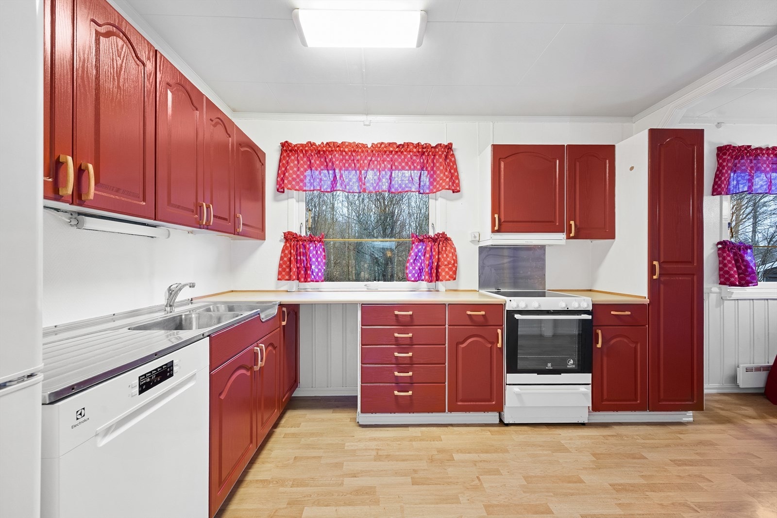 Frittstående hvitevarer og mye skap- og benkeplass. Galleribilde