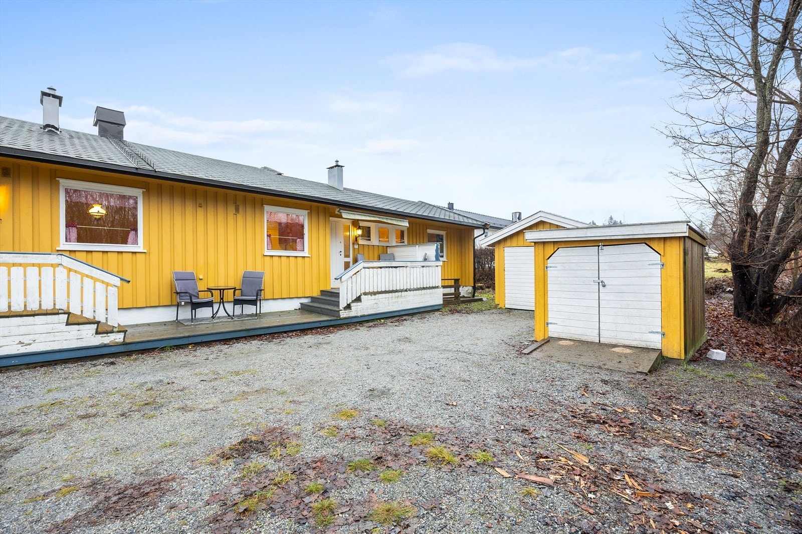 Gruset gårdsplass med parkeringsmuligheter. Galleribilde