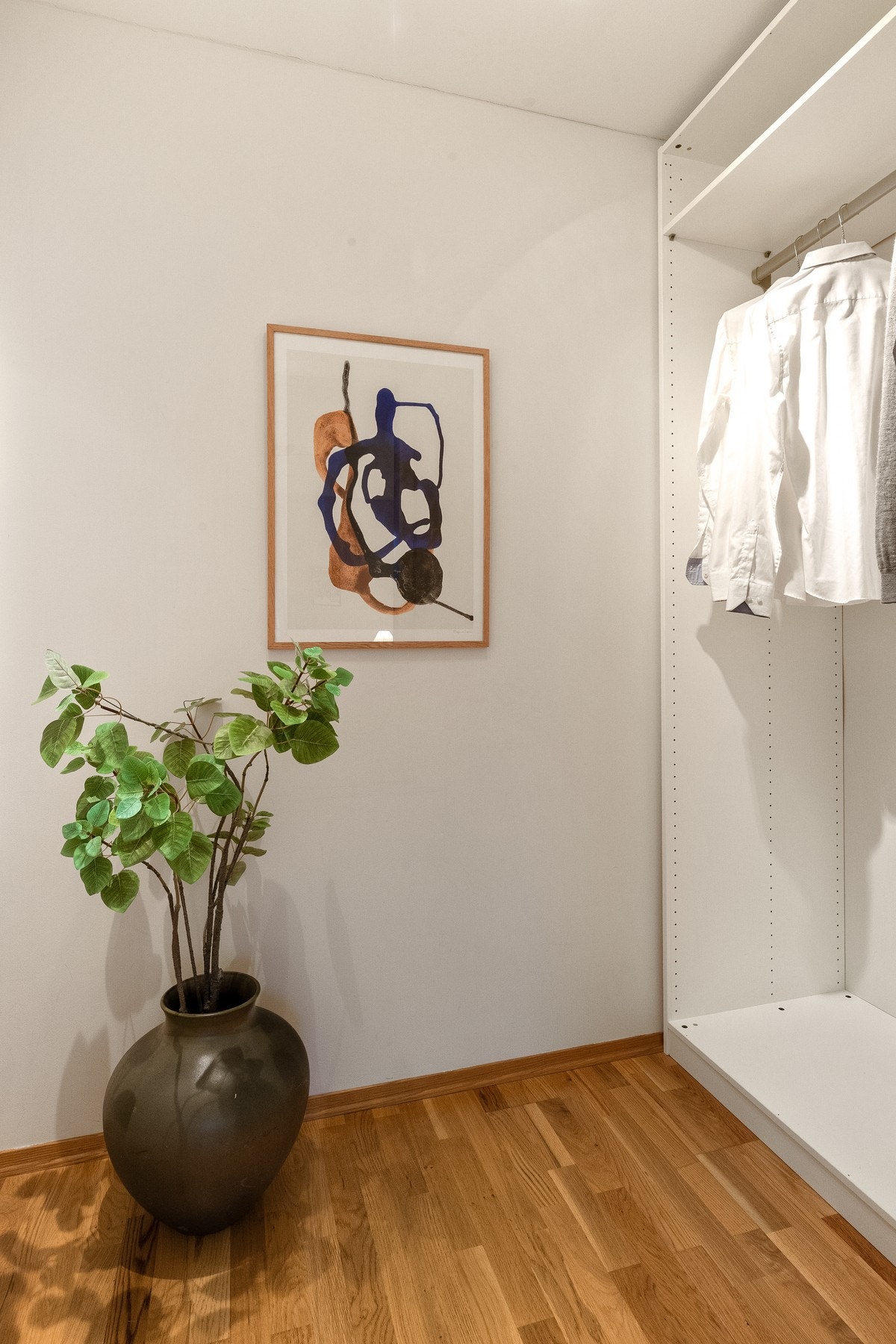 Soverommet har eget, tilknyttet omkledningsrom/walk in closet som gir rikelig med lagringsplass. Galleribilde