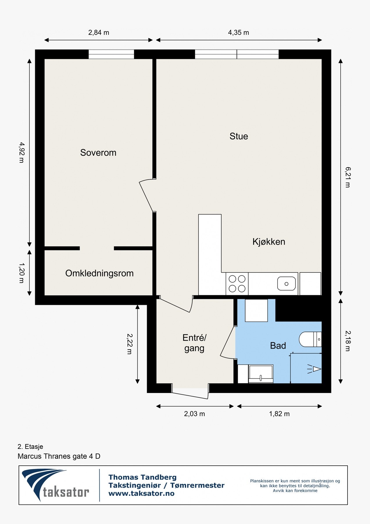 Leiligheten har en smart planløsning som inneholder praktisk entré/gang med garderobeskap, stor stue med flere naturlige møbleringssoner, åpen kjøkkenløsning mot stuen med kjøkkeninnredning fra Sigdal, tidløst baderom med varmekabler i gulv og opplegg for Galleribilde