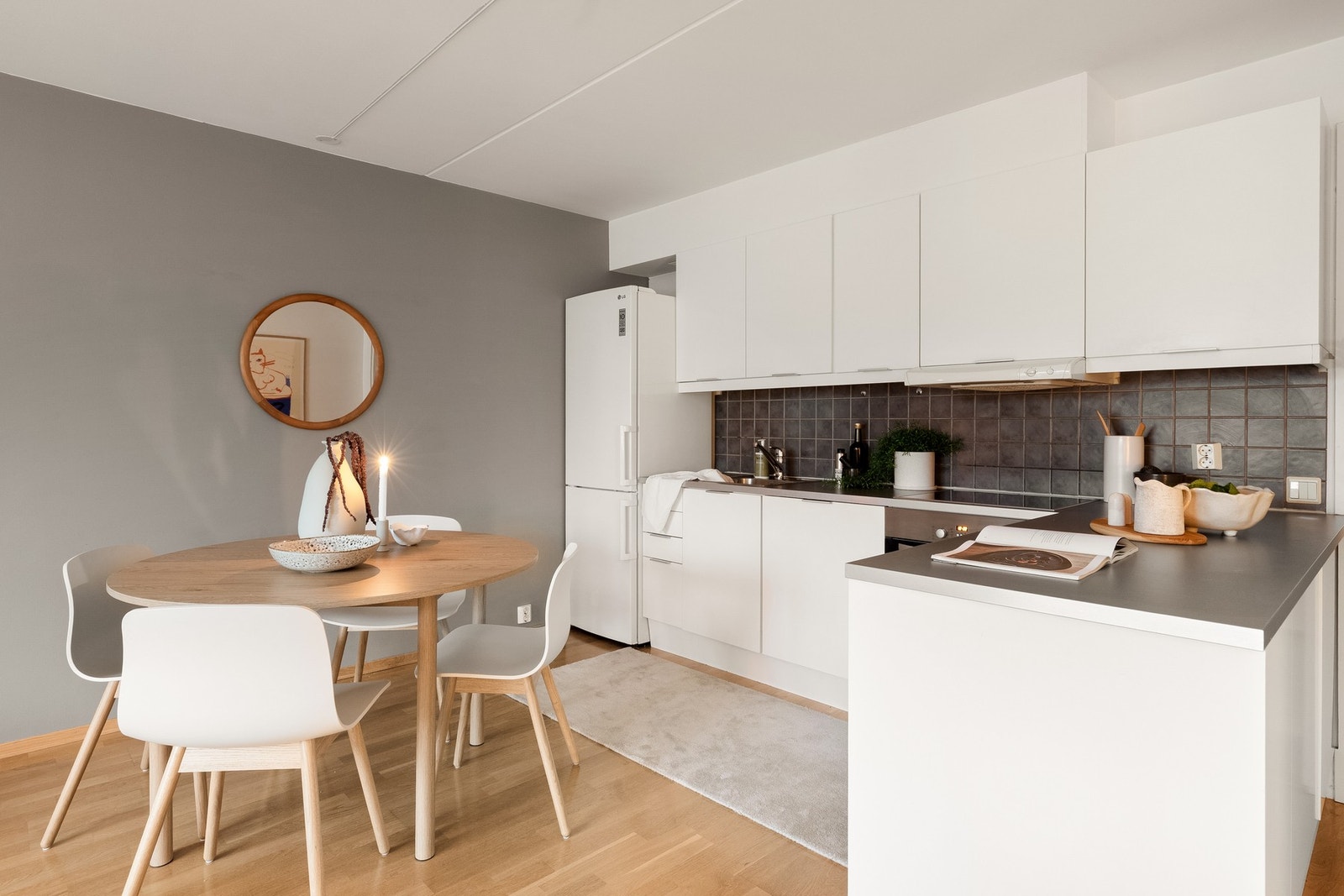 Innredningen er utstyrt med helintegrert platetopp, stekeovn og oppvaskmaskin. Galleribilde