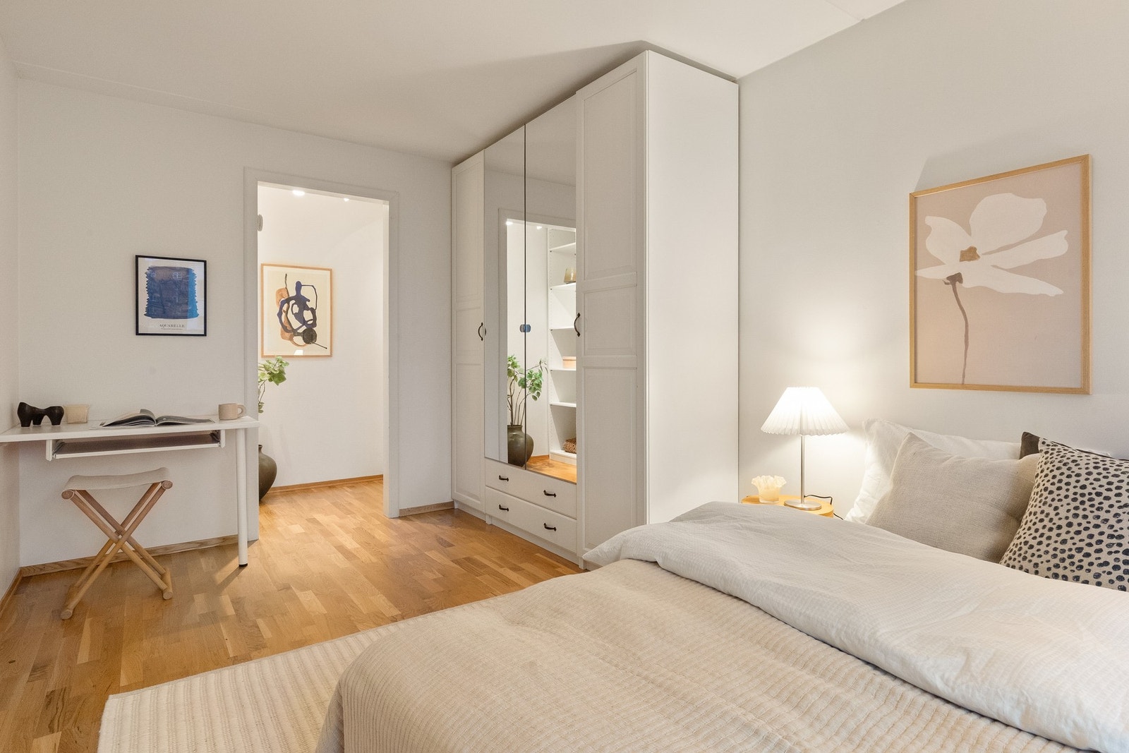 Her er det innredet med stor garderobeinnredning og man har direkte tilgang til garderoberom/walk-in closet. Galleribilde