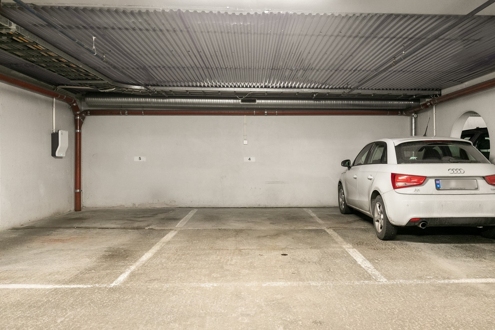 Det medfølger egen garasjeplass i lukket garasjeanlegg rett under sameiets bebyggelse. Galleribilde