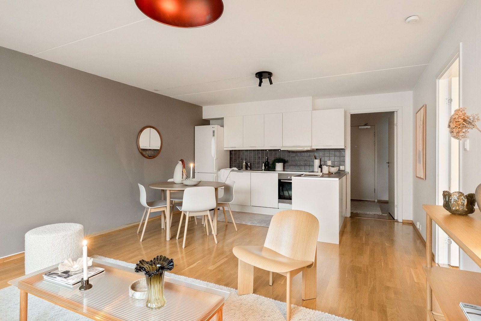 Her har du god plass til en fin sofagruppe, mediemøblement, spisestue og annet ønskelig møblement. Galleribilde