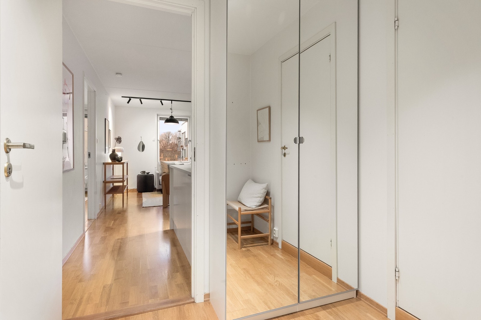 Flott entré/gang med garderobeskap, samt plass til yttertøy og sko. Galleribilde