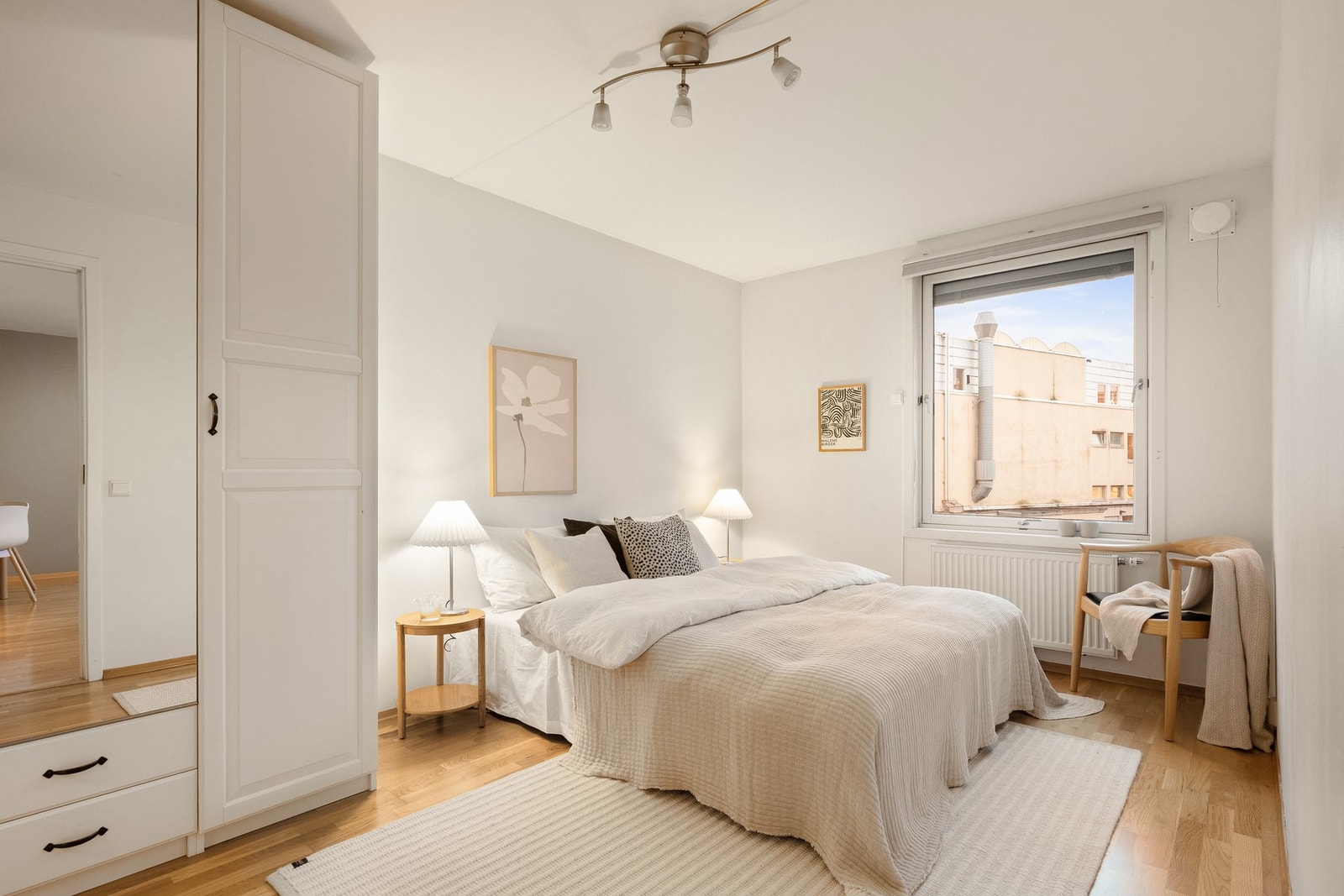 Her er det god plass til stor dobbeltseng, nattbord og annet ønsket møblement. Galleribilde