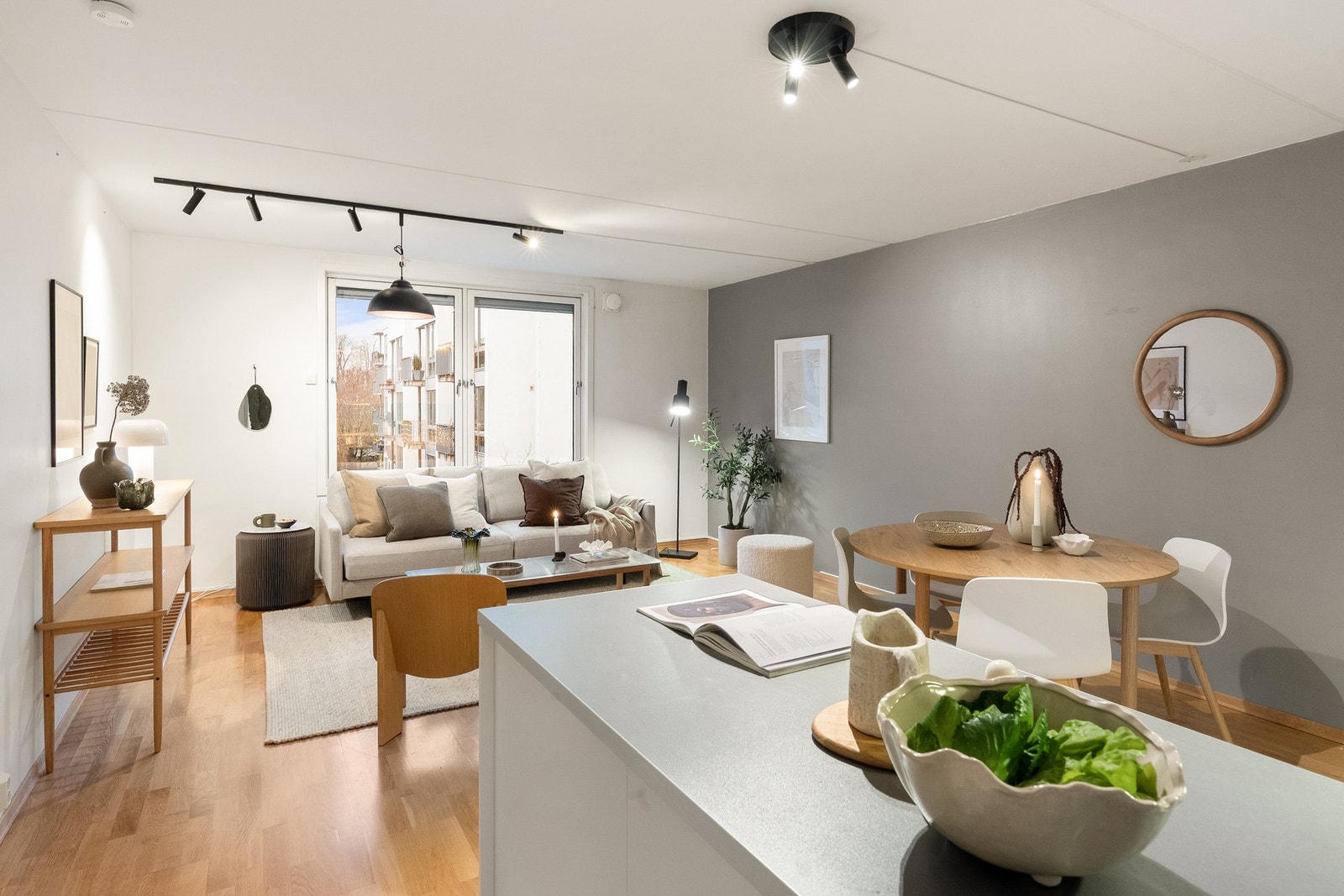 Lys og romslig 2-roms selveierleilighet med god intern beliggenhet i ettertraktede Elveparken Sameie. Galleribilde