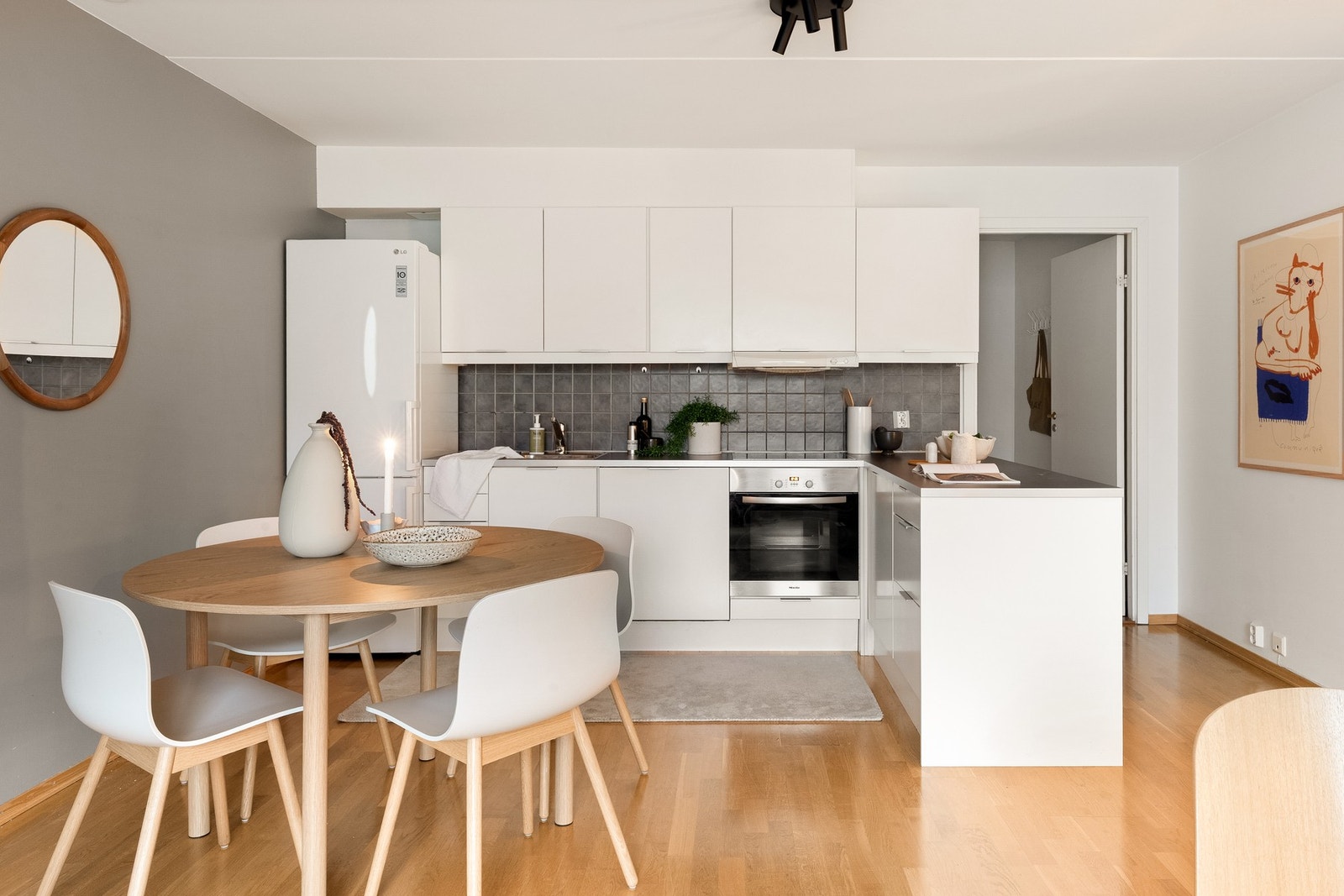 Kjøkkenet er utstyrt med tidløs kjøkkeninnredning levert av Sigdal. Galleribilde