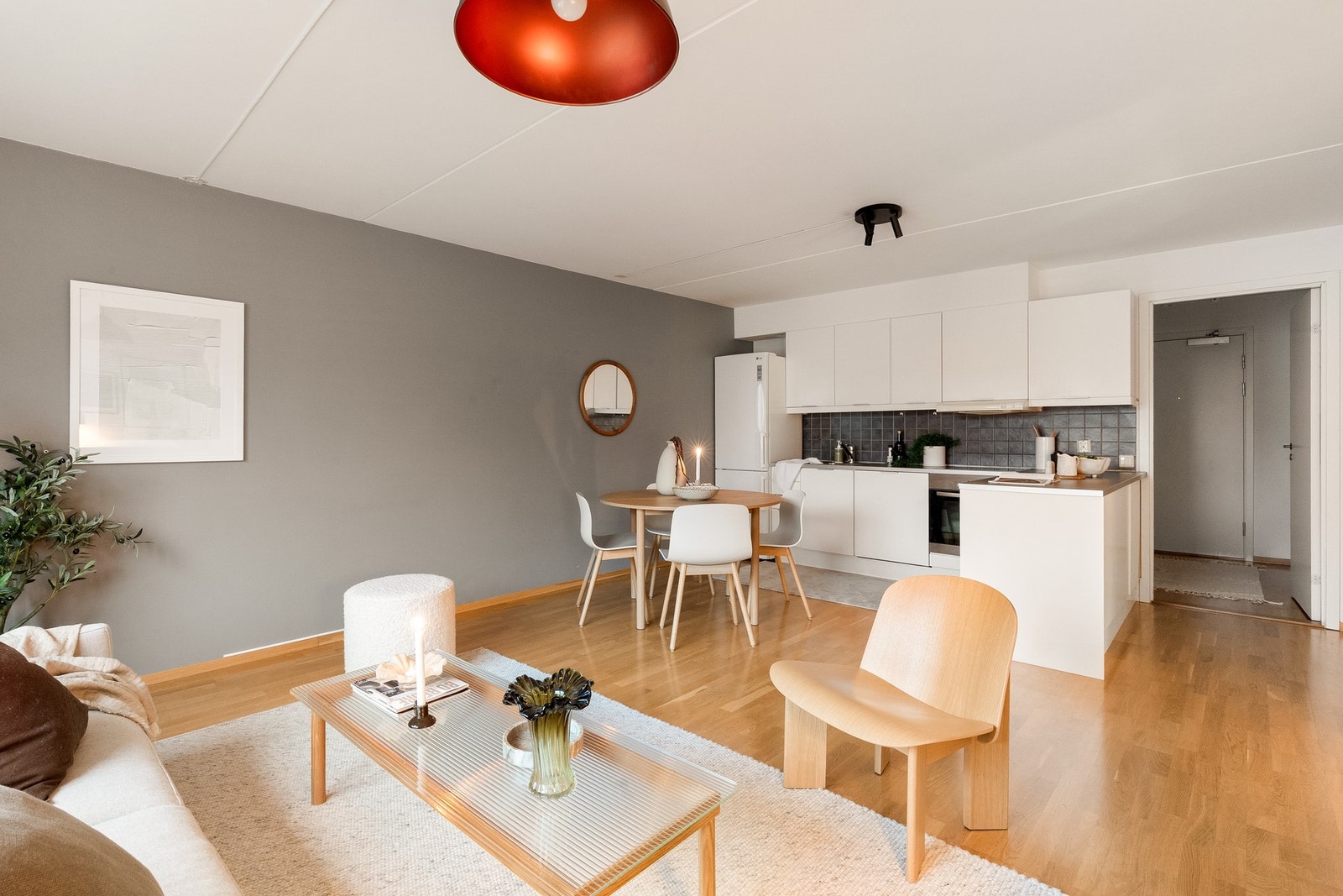 Leiligheten har en åpen stue- og kjøkkenløsning hvor stuen har flere naturlige møbleringssoner. Galleribilde