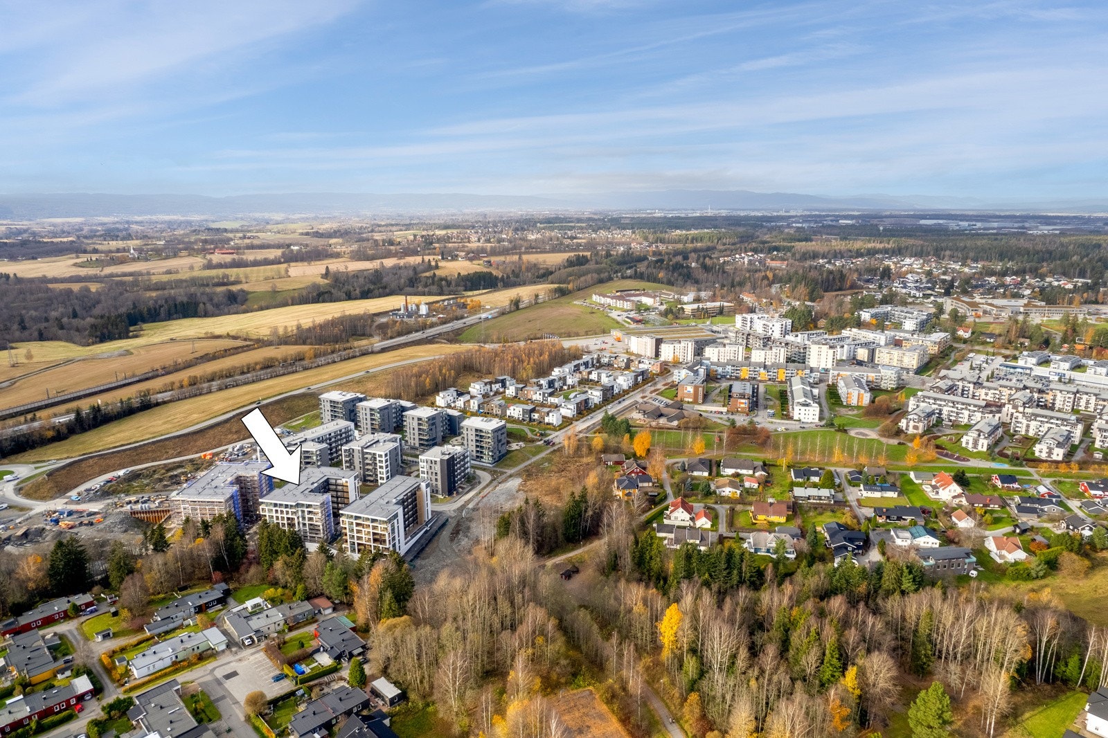 Det er gangavstand til togstasjonen og enkel tilgang til busser med hyppige avganger. Beliggenheten med umiddelbar nærhet til E6, jernbanestasjon og nærhet til Gardermoen er viktige kvaliteter Galleribilde