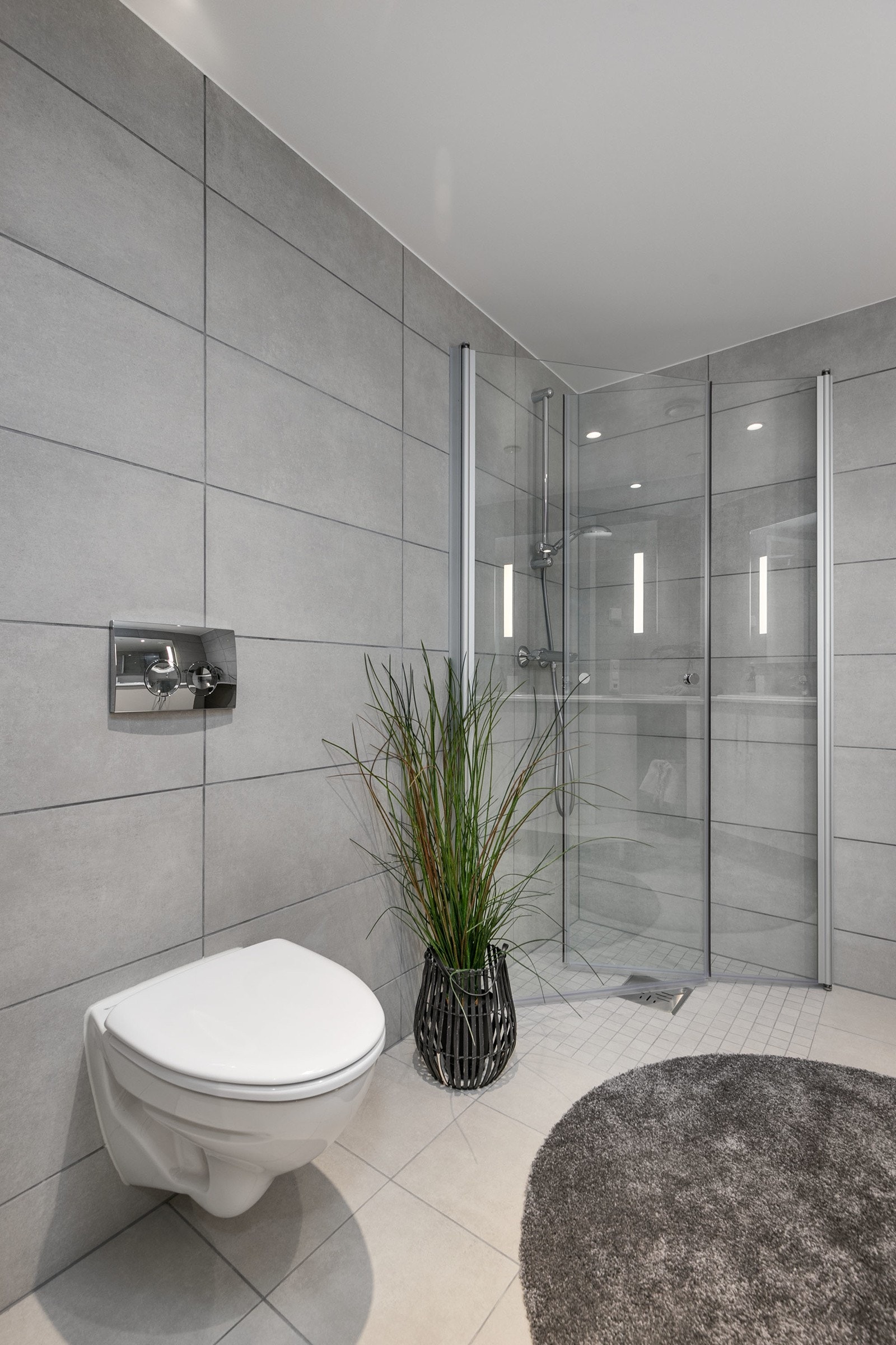 Innfellbare dusjdører. Opplegg for vaskemaskin. Galleribilde