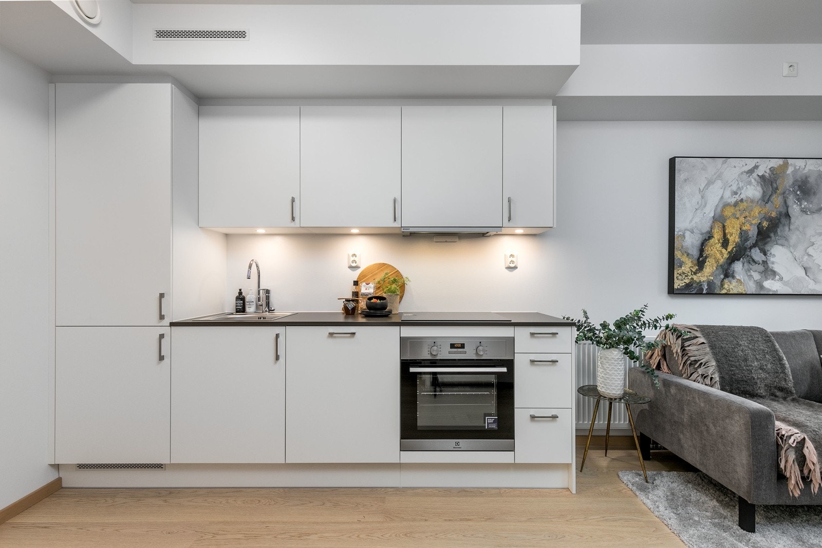 Kjøkkenet har integrert kjøl/frys, ovn, steketopp, oppvaskmaskin og uttrekkbar vifte. Belysning under skapinnredning. Galleribilde