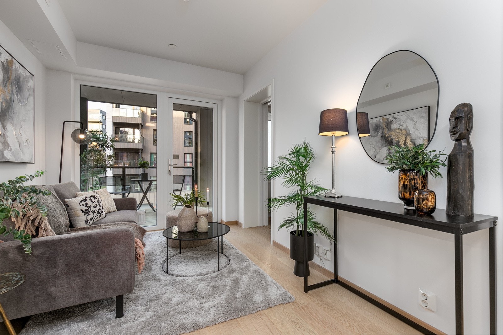 Store vinduer med effektiv planløsning sørger for rikelig med lysinnslipp. Galleribilde