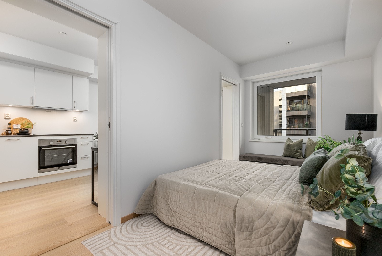 Soverommet har god plass til en større dobbeltseng med tilhørende nattbord Galleribilde