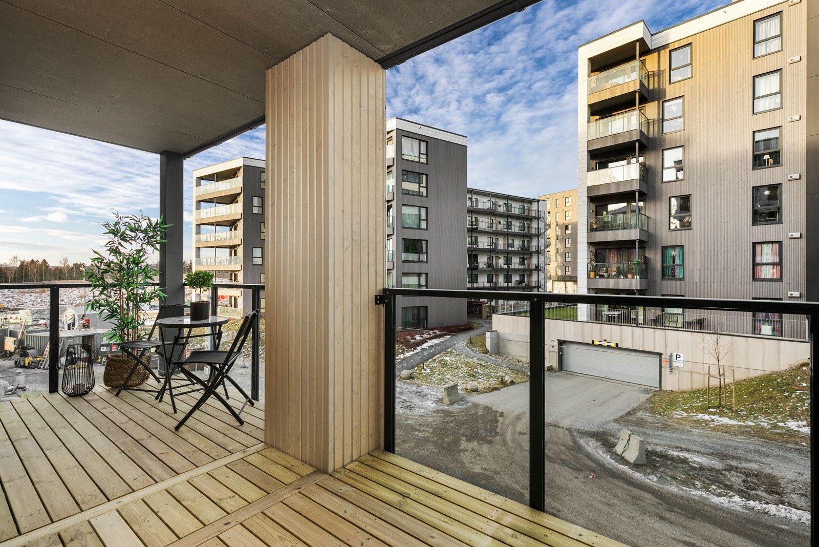 Utgang til flott vestvendt balkong på 10 kvm. Galleribilde