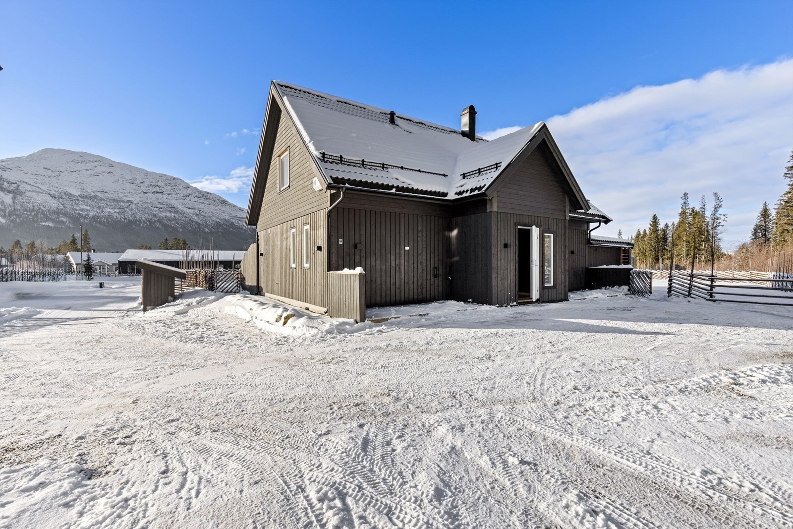 Eiendommen fin beliggenhet med stor gruset gårdsplass. Galleribilde