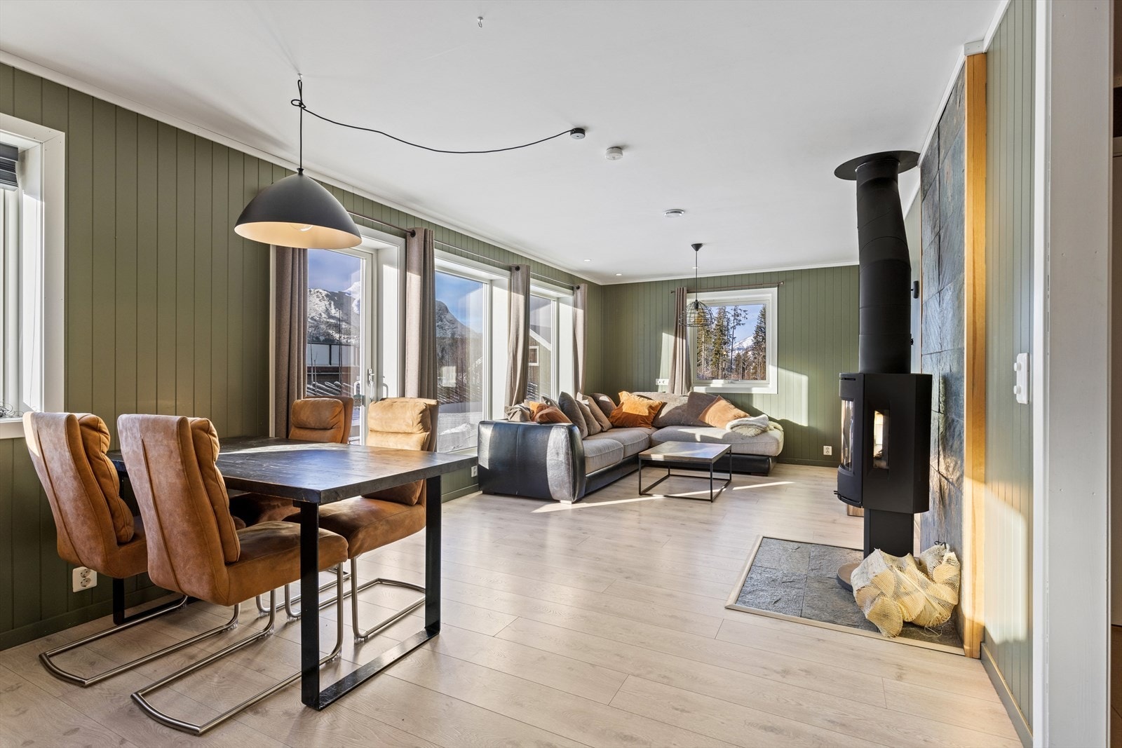 Åpen stue- og kjøkken løsning med store vindusflater. Galleribilde