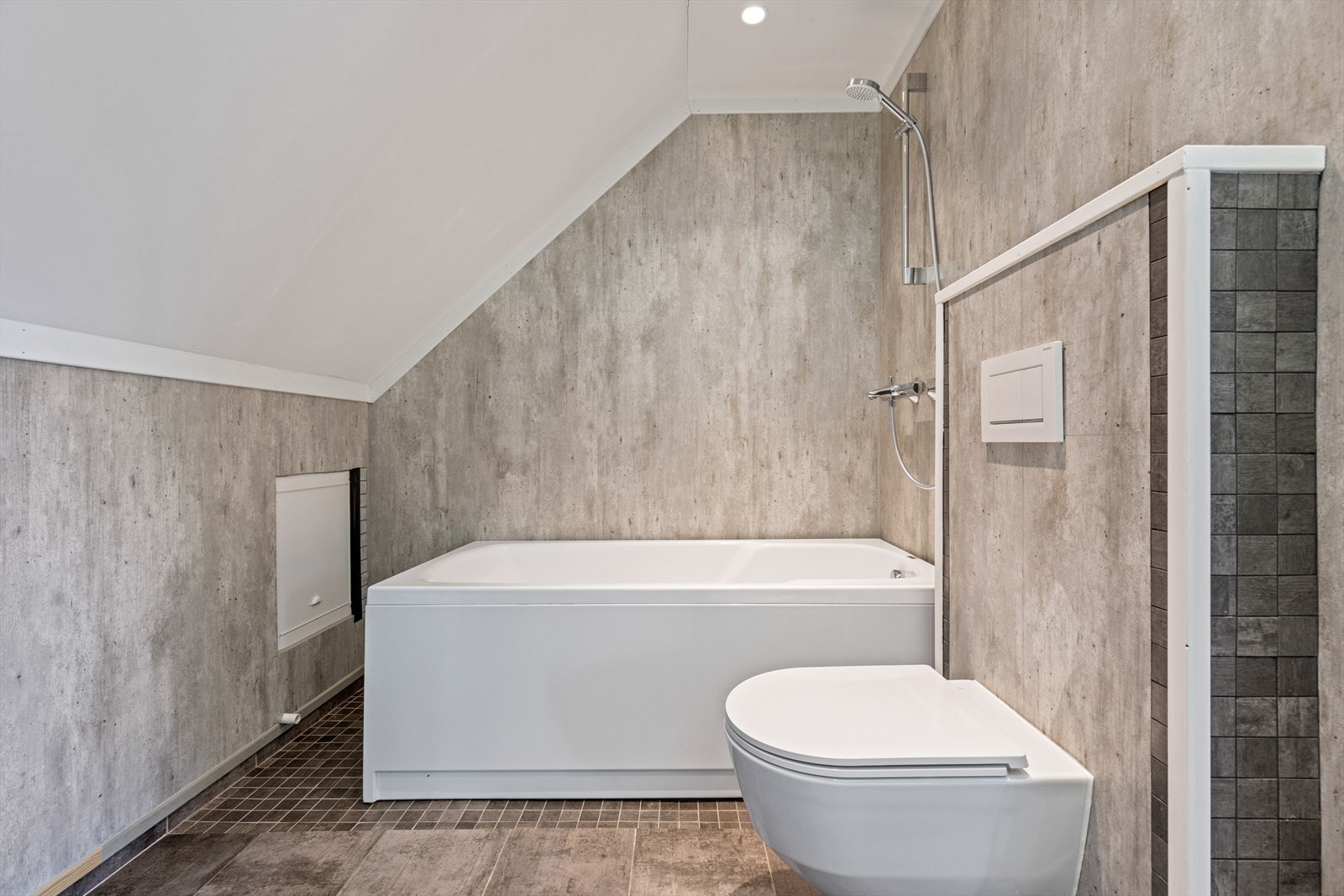 Baderom i loftsetasje har badekar. Galleribilde