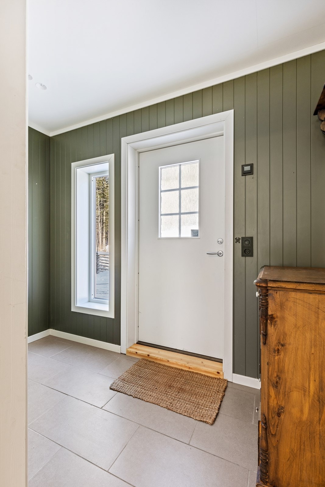 Tilbygget flislagt vindfang. Galleribilde