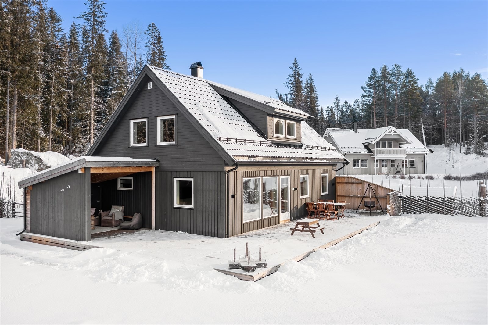 Stor solrik markterrasse, pent opparbeidet hage samt hyggelig pergola. Galleribilde