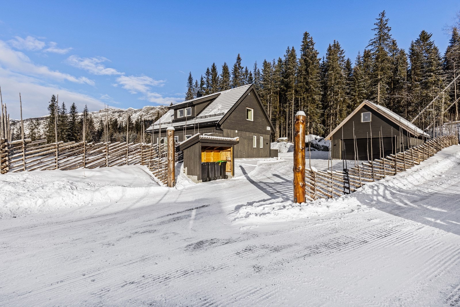 Velkommen inn til den perfekte familieboligen! Her er det godt med plass både ute og inne samt stor dobbeltgarasje. Galleribilde