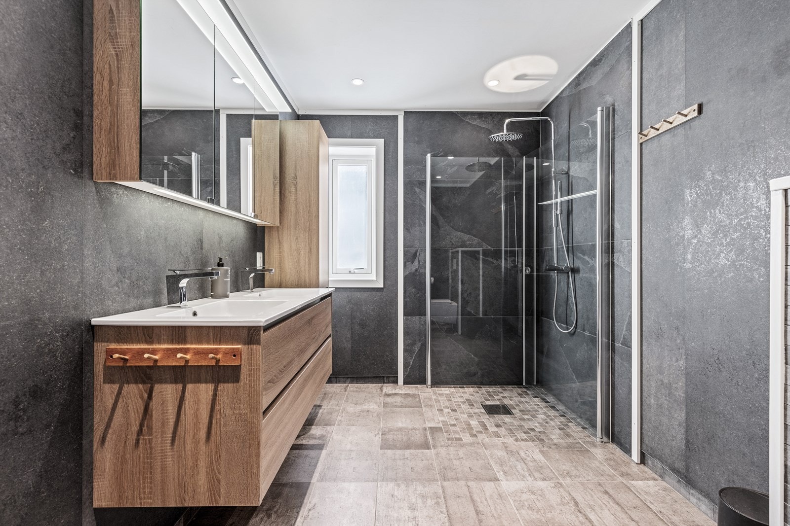 Lekkert baderom i tidsriktige gråtoner. Galleribilde