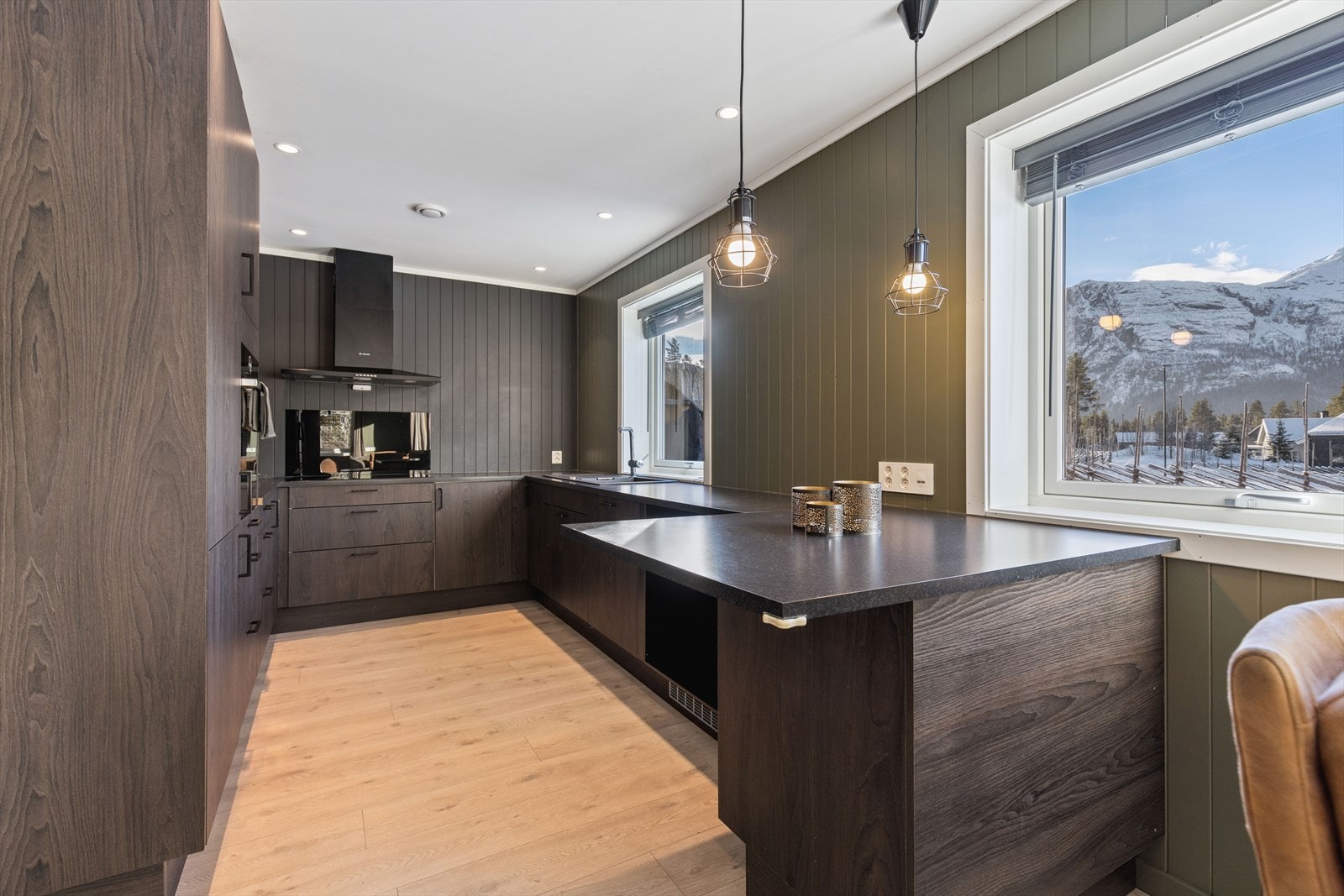 Mye benkeplass og godt med skap til oppbevaring. Galleribilde