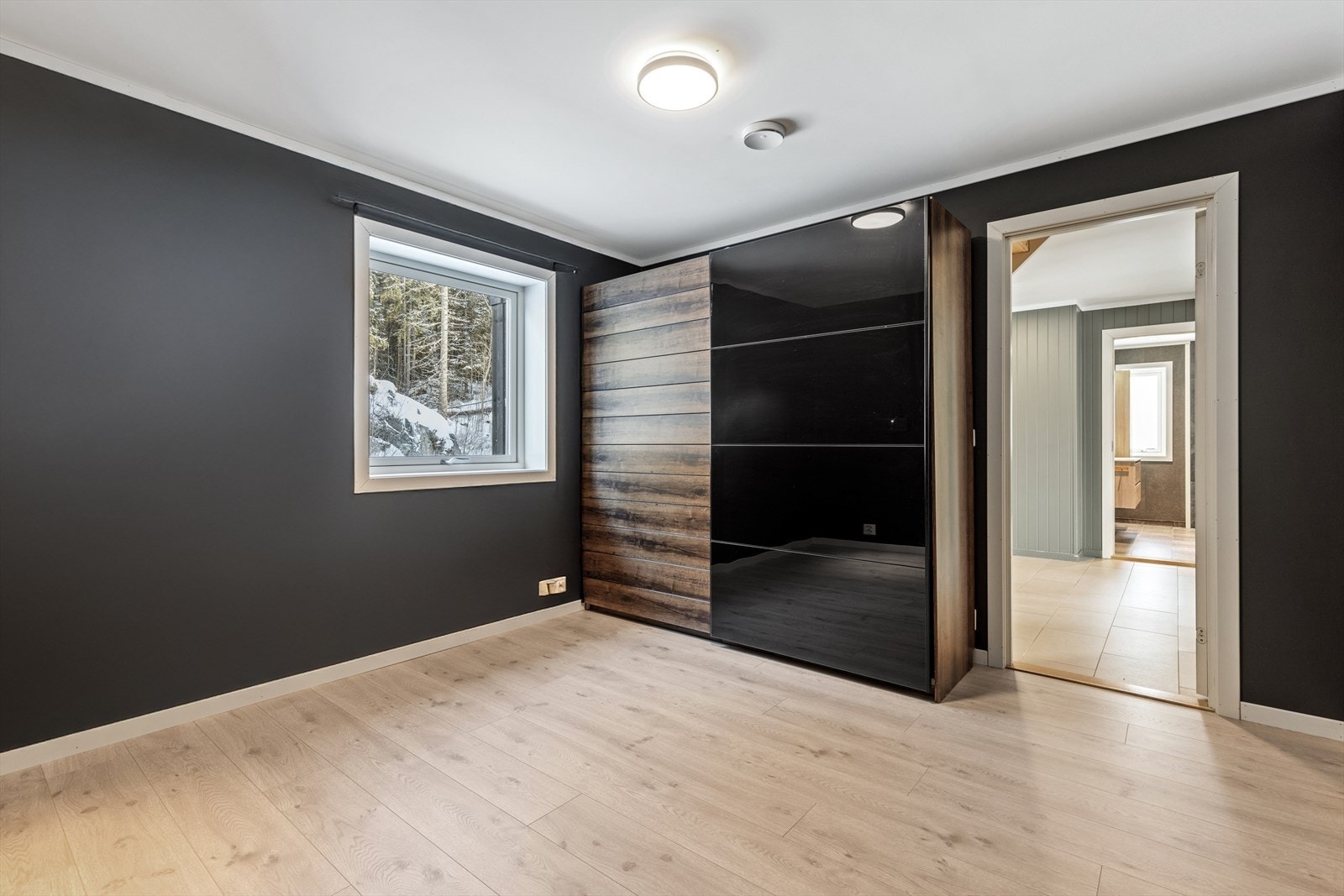 Skapplass på hovedsoverom. Galleribilde