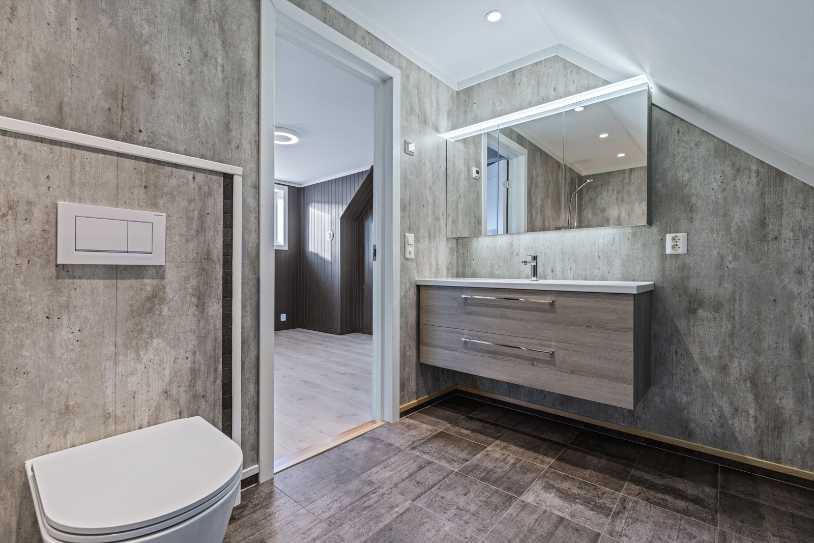 Baderom i loftsetasje. Galleribilde