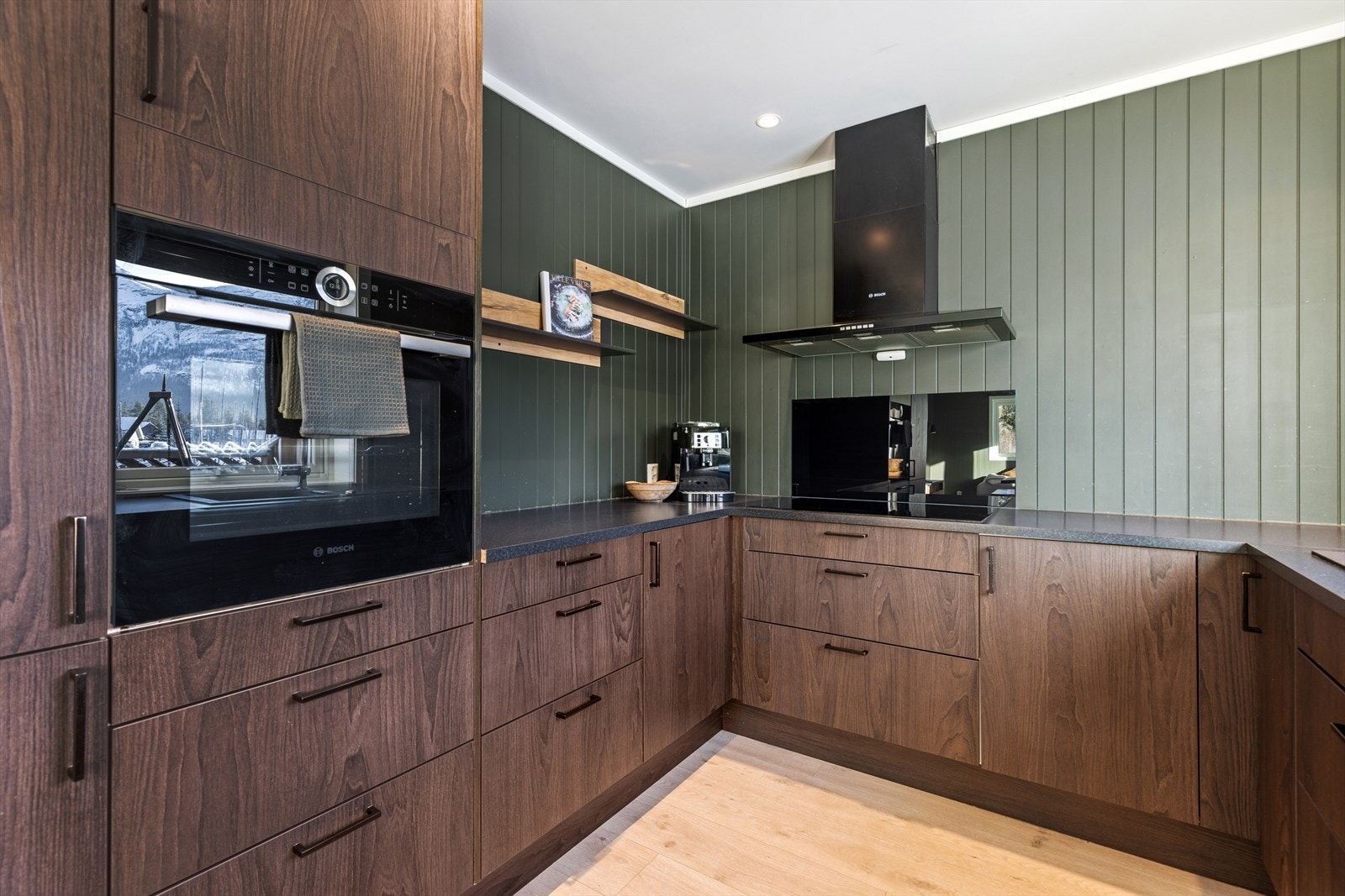 Robust og moderne kjøkken med integrerte hvitevarer. Galleribilde