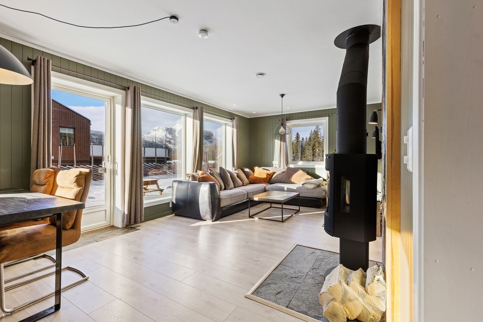 Peisovn for vedfyring sentralt plassert mellom stue og kjøkken. Galleribilde