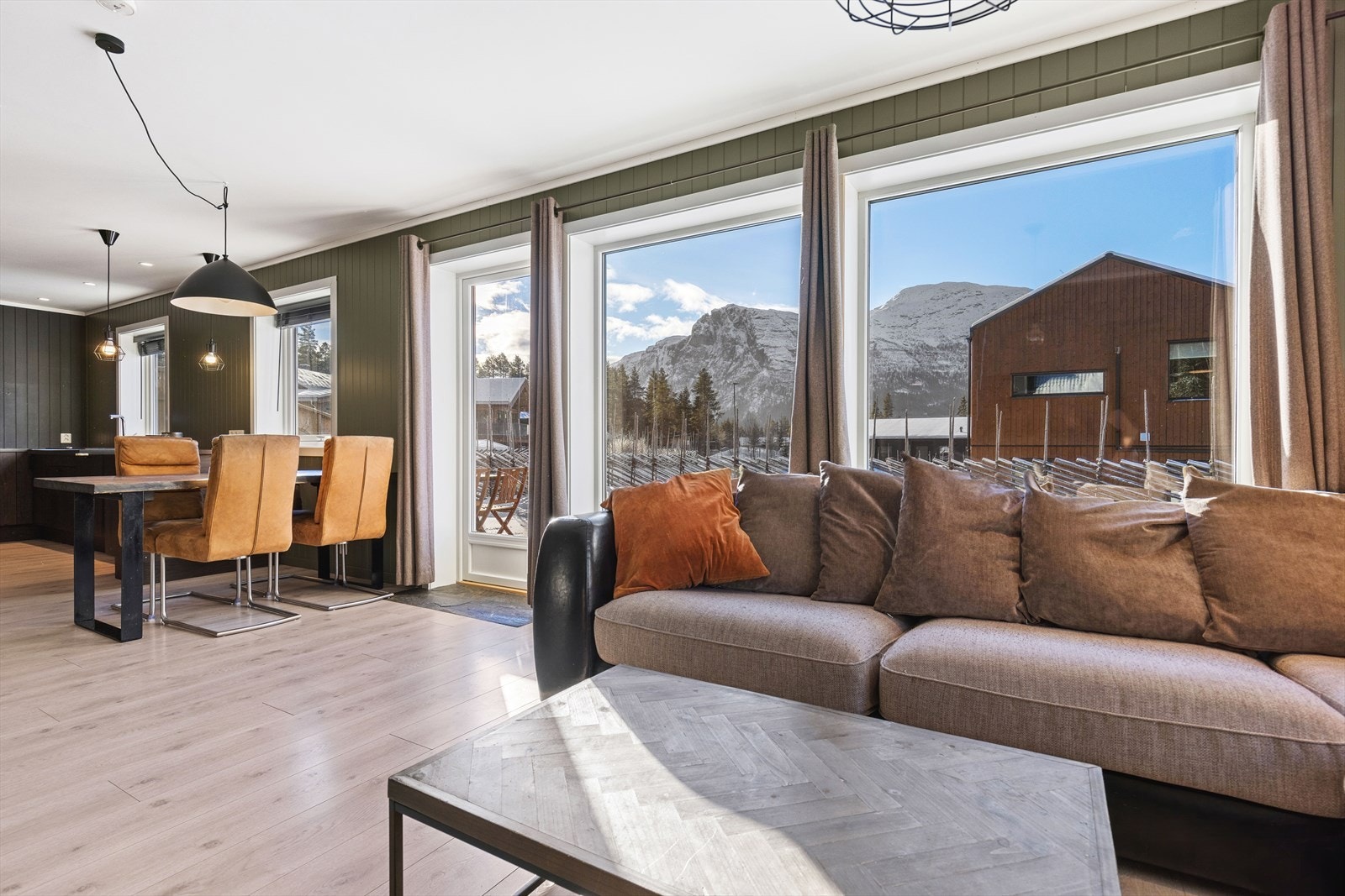 Utgang til terrasse og hage. Galleribilde