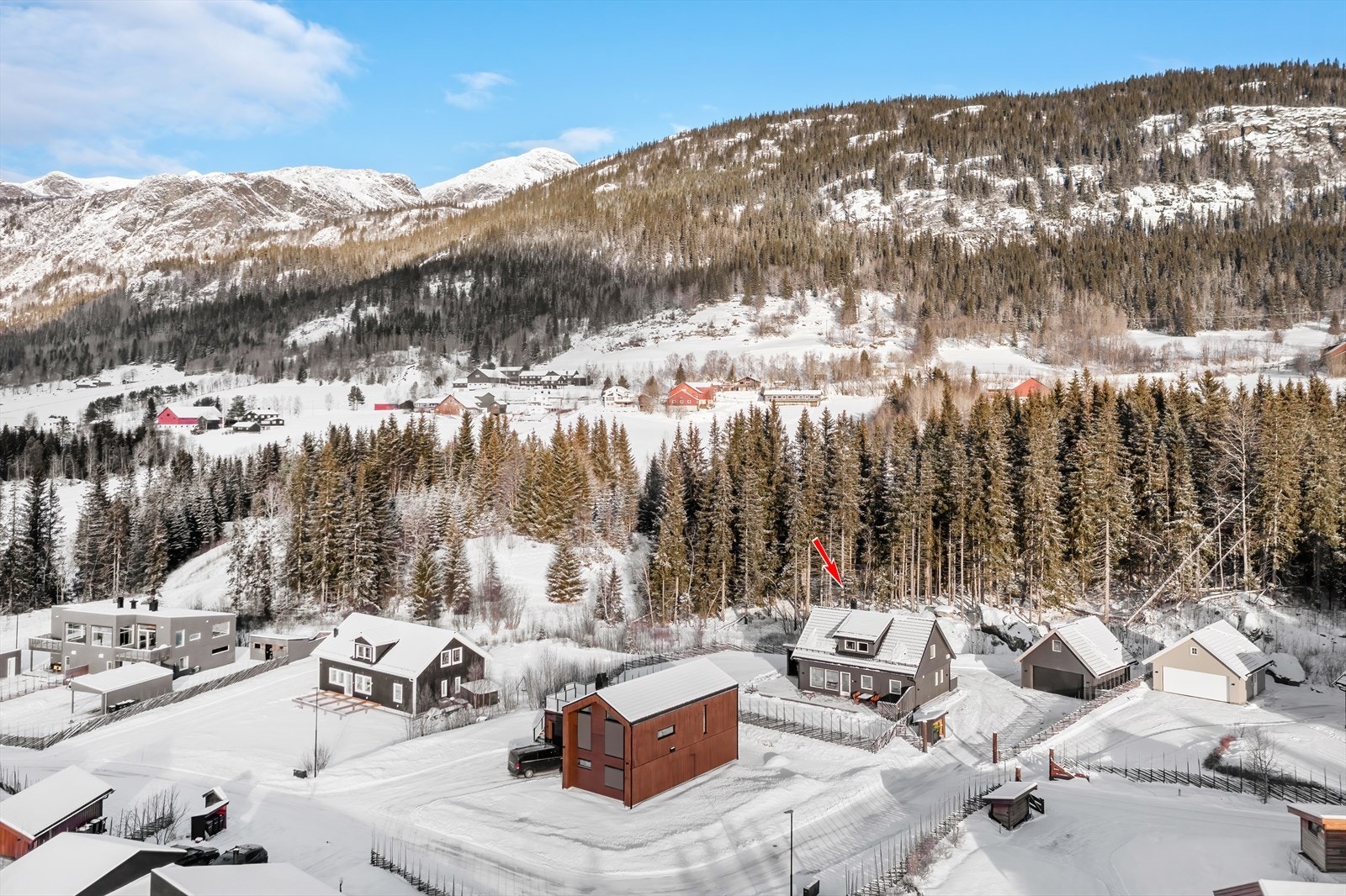 Fin beliggenhet med skogen rett bak eiendommen, nærhet til friluftsområder. Galleribilde
