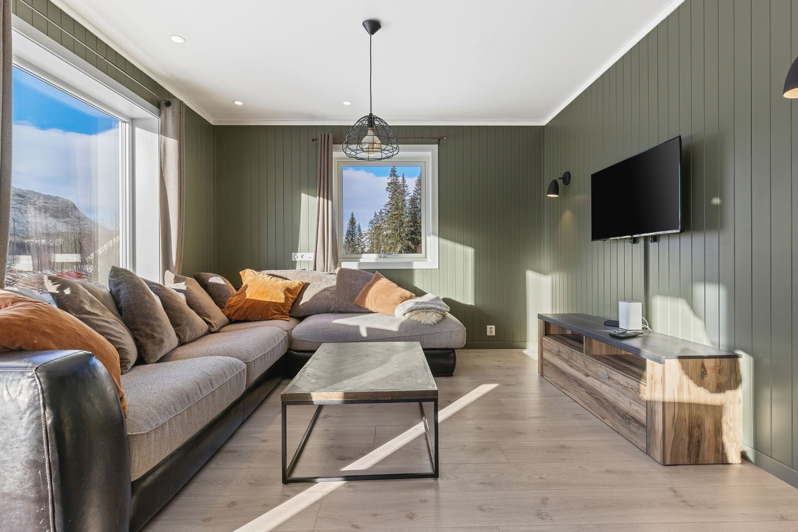 Lun og hyggelig stue med plass til sofagruppe. Galleribilde