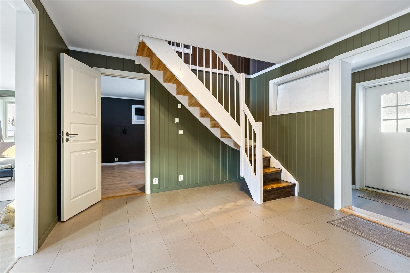 Stor hall/entré med trapp opp til 2. etasje. Galleribilde