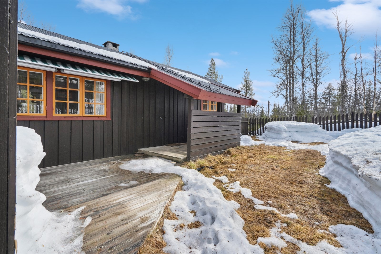 Praktisk inngangsparti - Deilig og solrik terrasse, god boltreplass for både store og små. Galleribilde