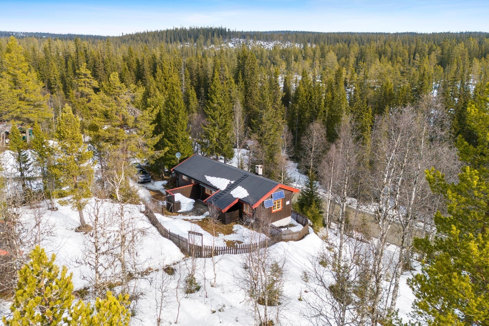 Tomten er stor, åpen og lys, bruksvennlig naturtomt. Hytten er fint plassert i terrenget i naturskjønne omgivelser med veldig gode solforhold. Galleribilde