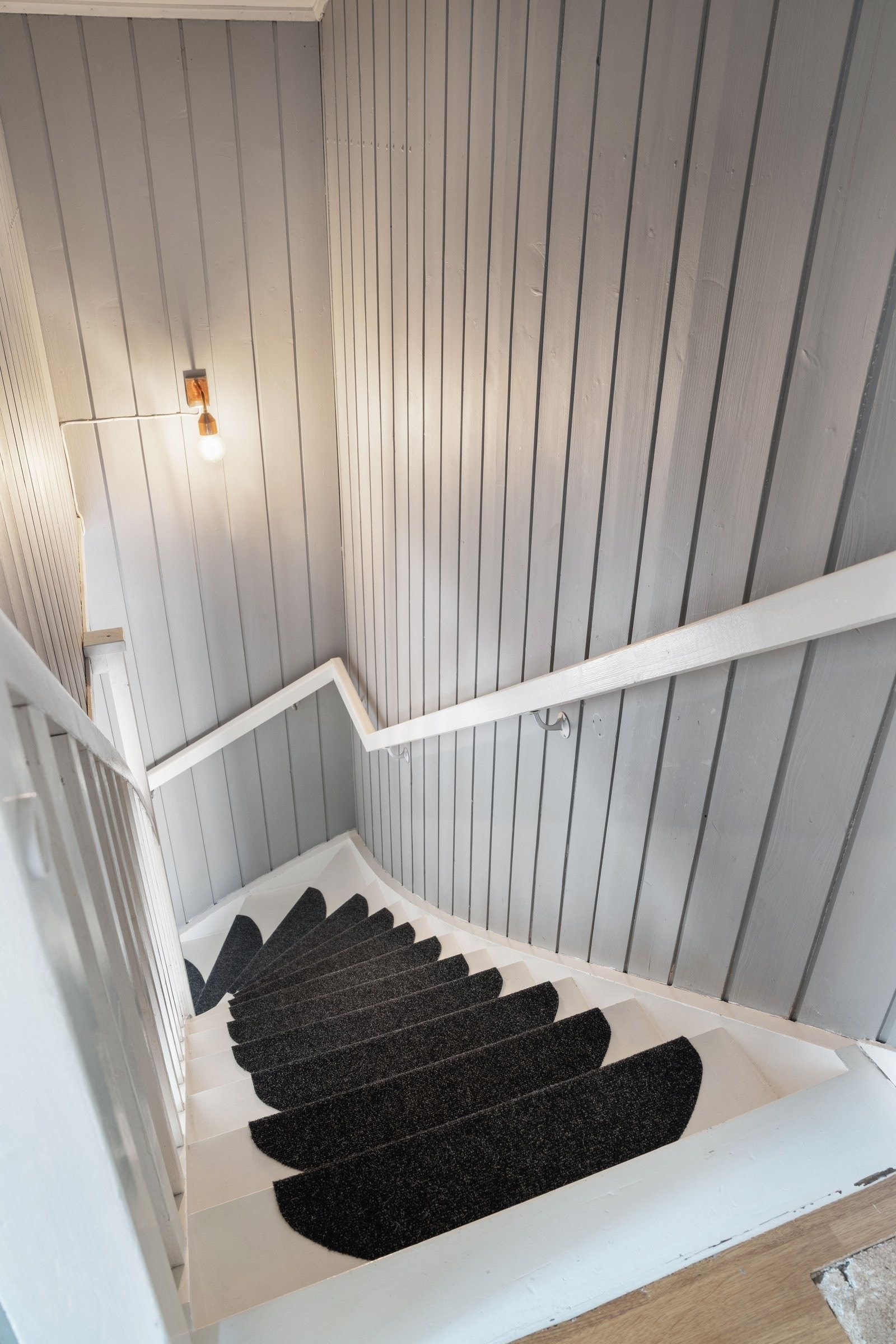 Trappa ned til første etasje Galleribilde