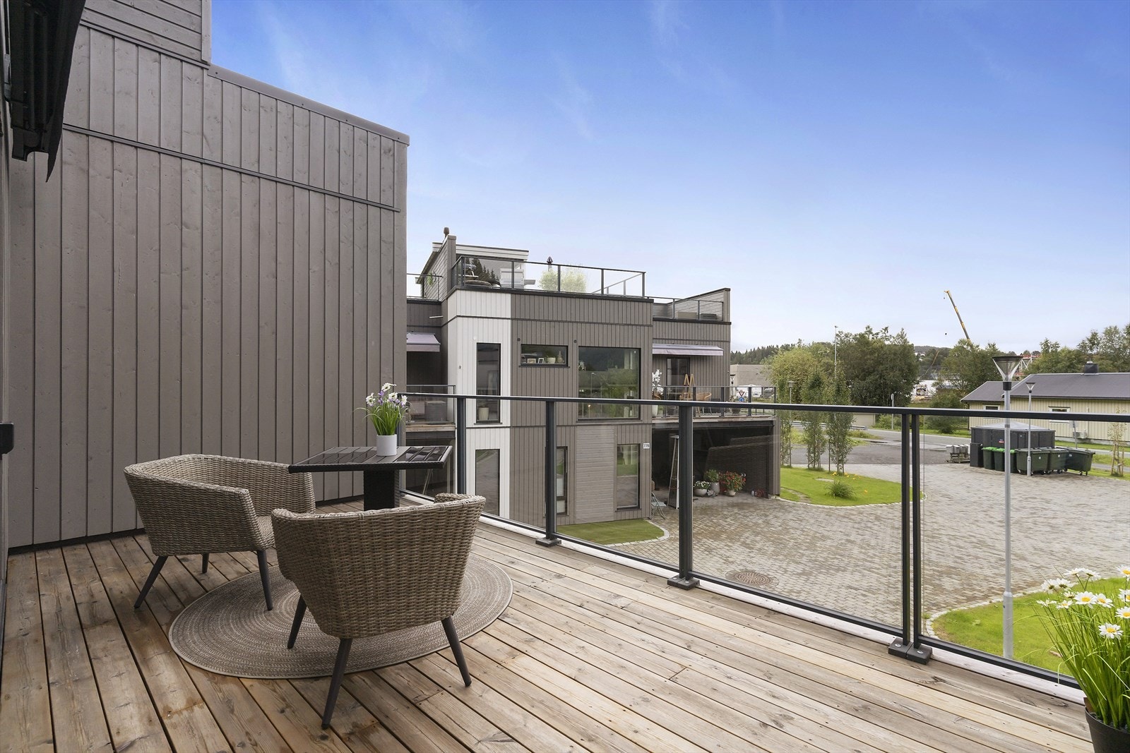 Verandaen er på ca. 14 m2 og er et hyggelig sted for "morrakaffen" på fine dager. Galleribilde