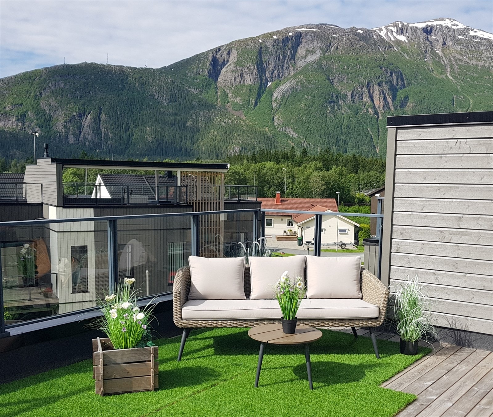 Fra takterrassen er det utsikt i mange retninger, bl.a. mot Øyfjellet. På Hamarheim har man sentral beliggenhet med kort veg til bl.a. matbutikker. Galleribilde