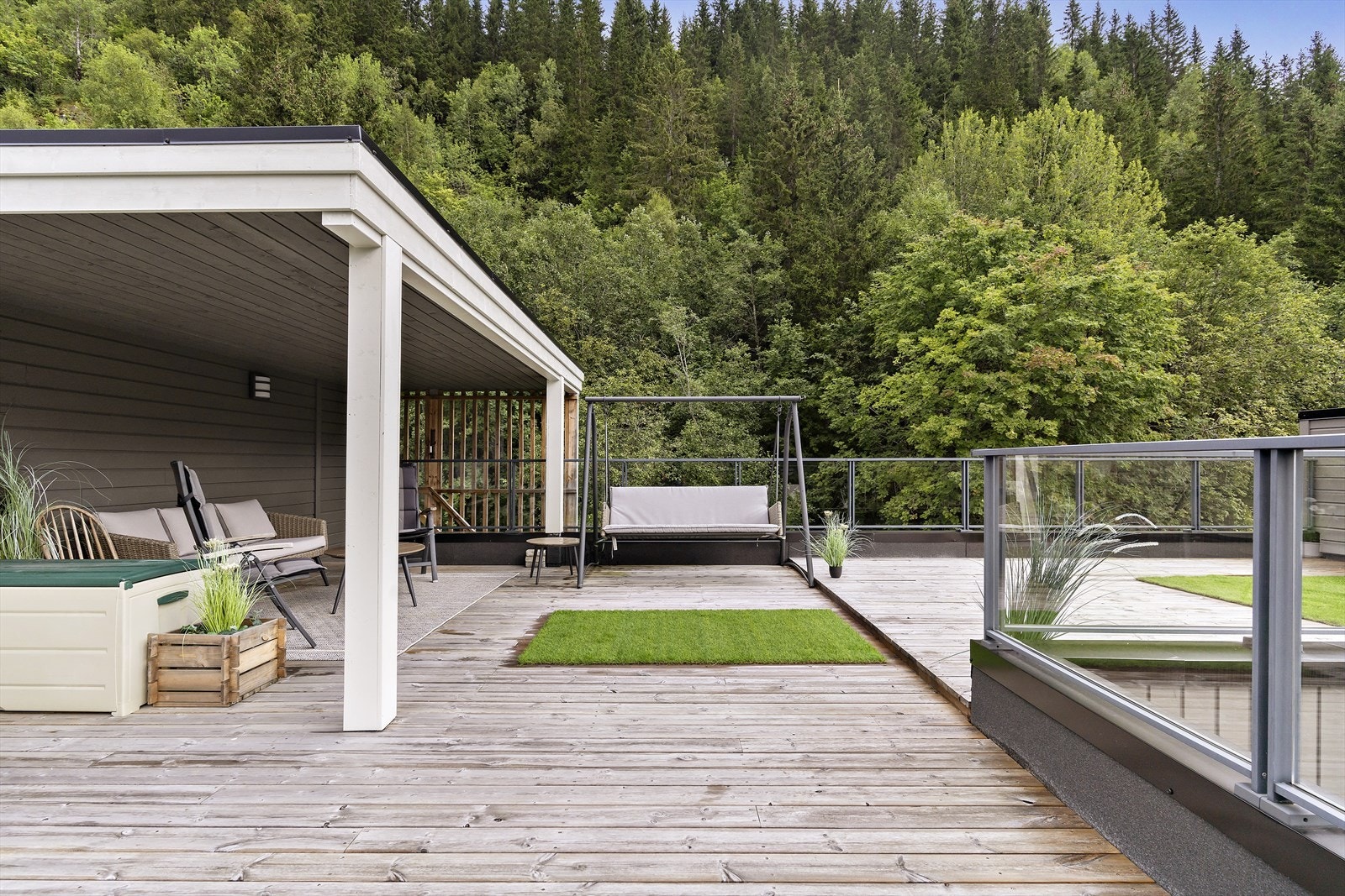 Terrassen gir gode muligheter til å møblere i flere soner. Deler av takterrassen er takoverbygd, så her kan man også tilbringe tid ute selv om det er regn i luften. Det er lagt opp strøm og vann til takterrassen. Galleribilde