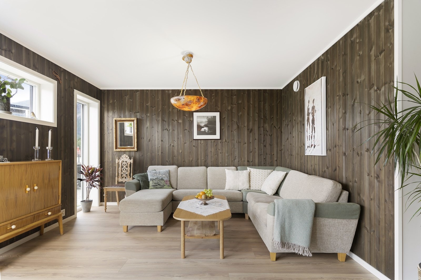 Hyggelig stue som nyter godt av det naturlige dagslyset som kommer inn de store vindusflatene. Galleribilde