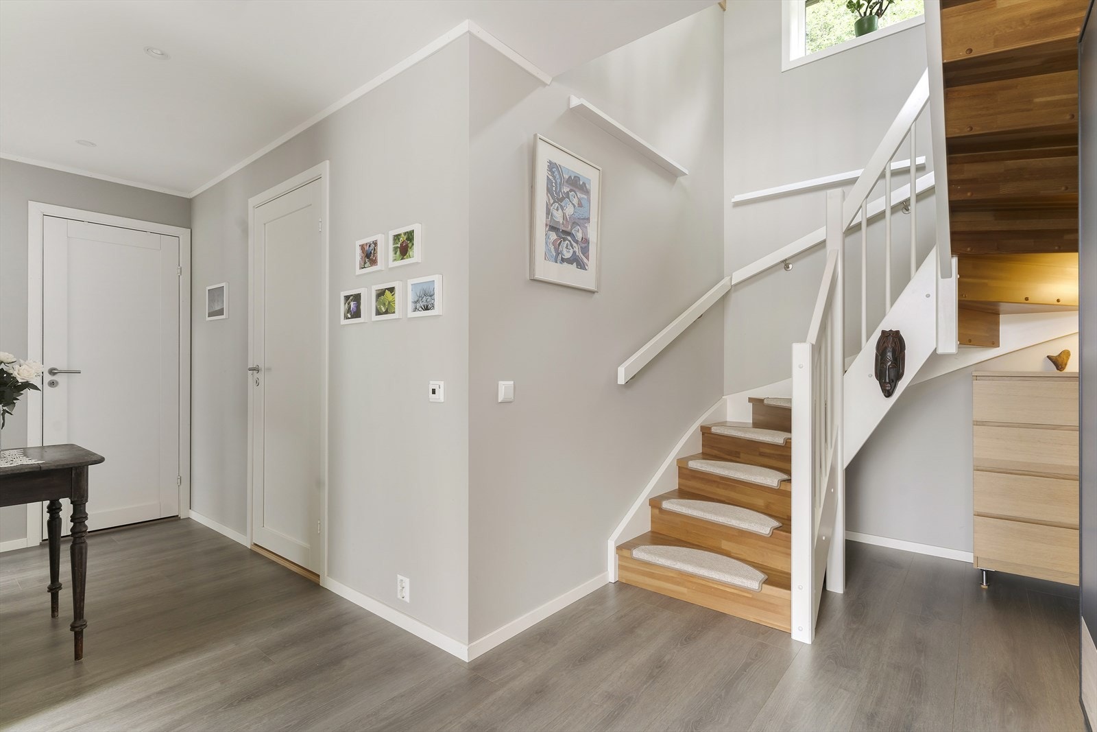 Nede i 1. etasje er det 2 soverom, teknisk rom, bad og hall. Hallen nyter godt at vinduet i trappeoppgangen. Galleribilde