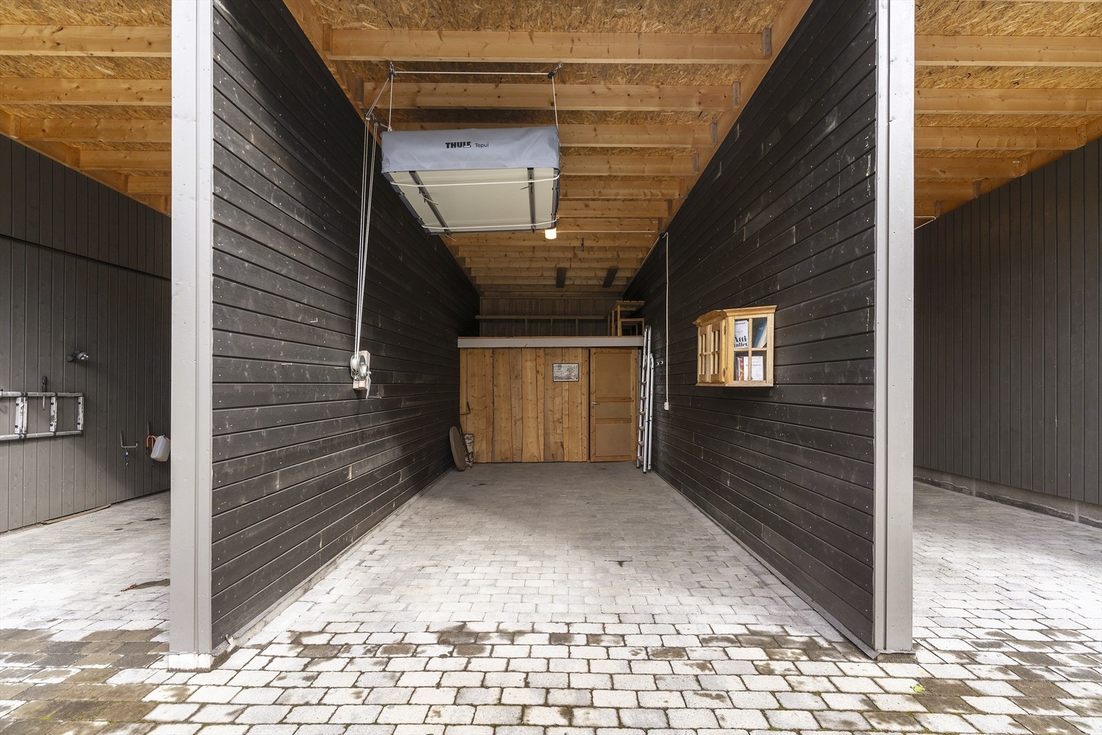 Carport nr. 2 som gir plass for bobil om ønskelig. Den er ca. 24 m2 og inneholder utvendig sportsbod på ca. 6 m2. Her er det også etablert bod i bakkant av garasjen. Galleribilde