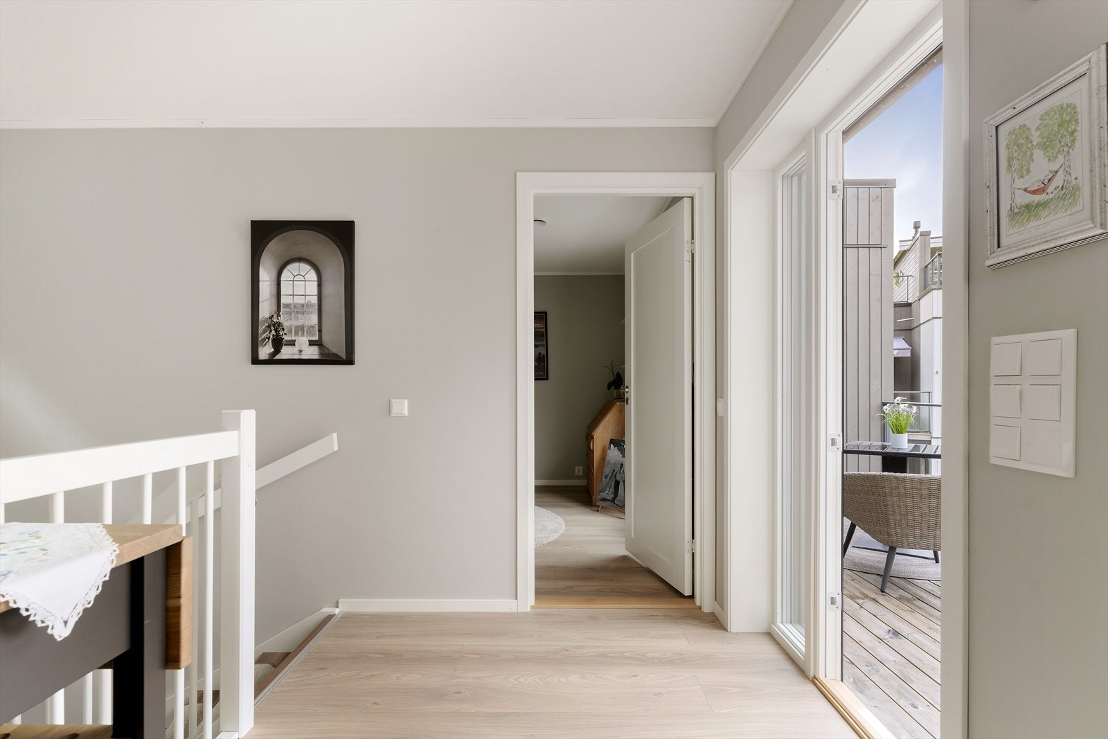 Pene delikate fargevalg, god planløsning og moderne standard. Dør ut til veranda. Galleribilde