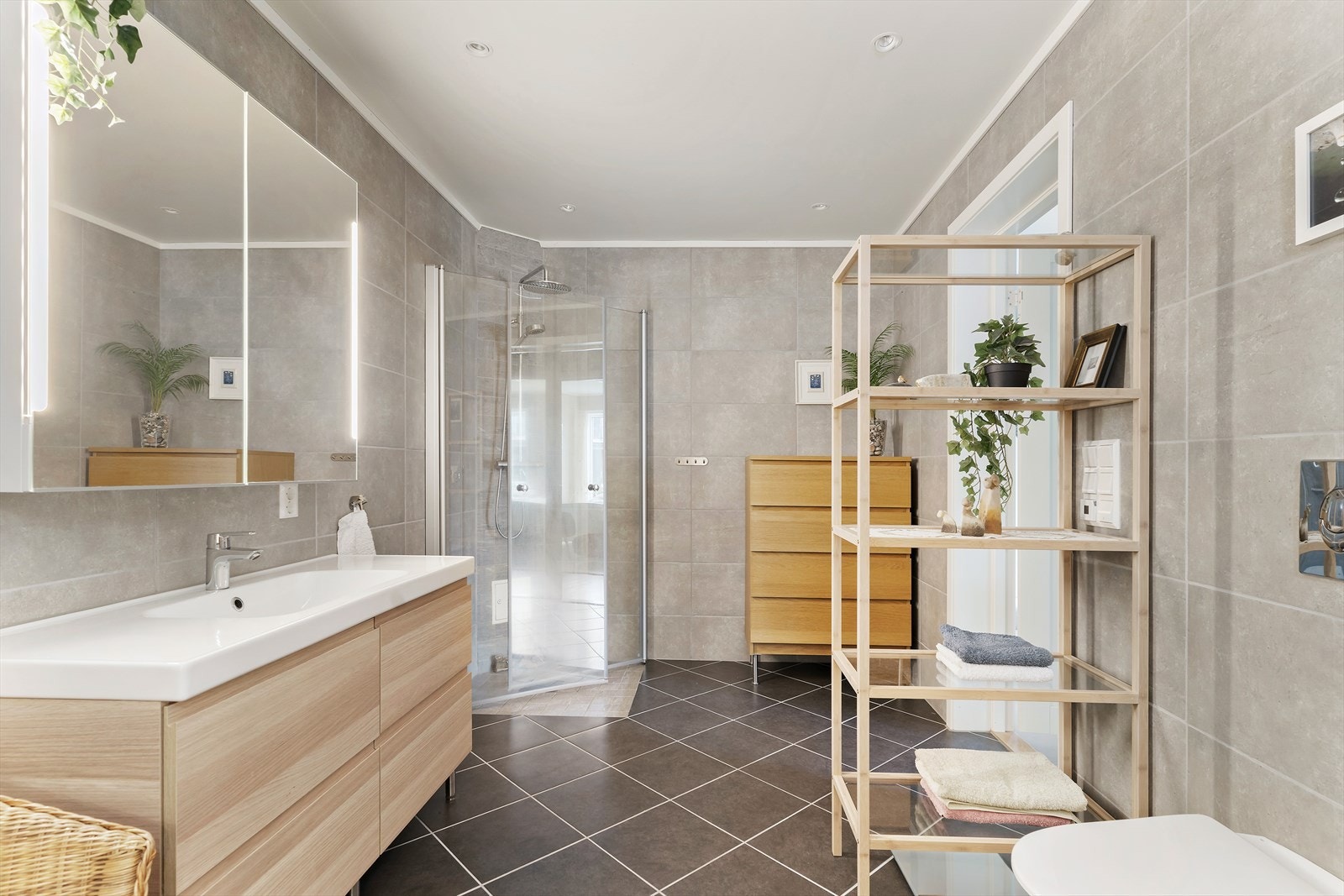 Delikat flislagt og stort bad/vaskerom med alt du måtte trenge. Gulvvarme. Vegghengt toalett , dusjhjørne, flott innredning med store skuffer og heldekkende servant. Speilskap. Galleribilde