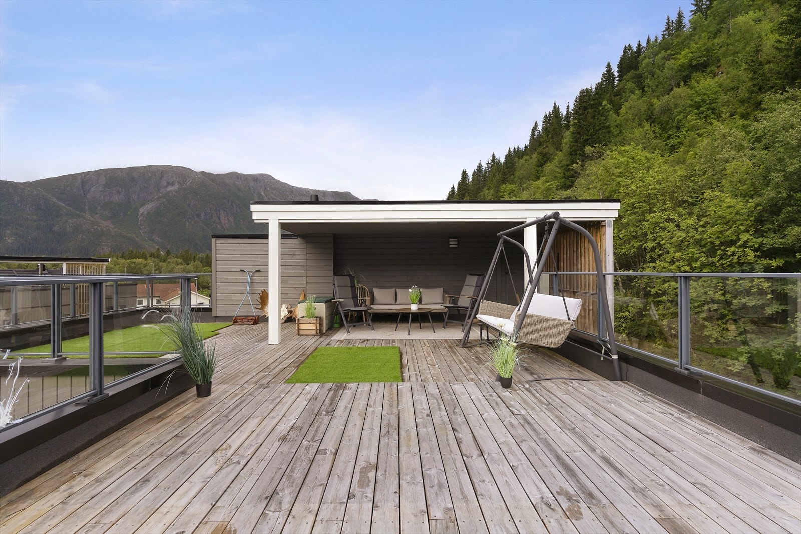 Deler av takterrassen er takoverbygd. Så her kan man også tilbringe tid ute selv om det er regn i luften. Bjelkelaget er forsterket for bruk med Jacuzzi/ Massasjebad om ønskelig. Galleribilde