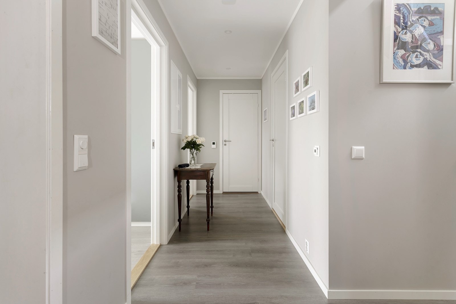 Moderne, romslig og flott med lyse fargevalg. Det fine gulvbelegget finner du på alle rom i underetasjen, unntatt bad. Gulvvarme på gang og bad. Galleribilde